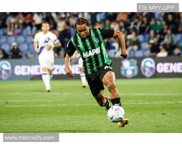 足球明星后卫转会费飙升引发市场震荡与球队策略调整