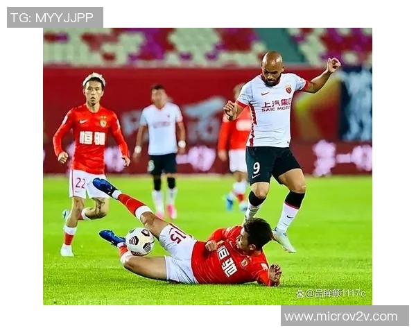 中国足球明星最新动态揭秘球场内外精彩纷呈引发关注 中国足球明星最新动态揭秘球场内外精彩纷呈引发关注