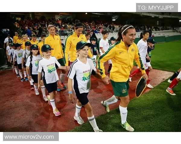 当足球明星邂逅中国女孩他们的爱情在绿茵场上绽放